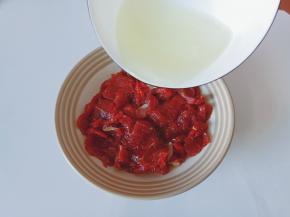 再加入葱姜水大约15克左右【加葱姜水可以去腥】顺时针搅拌上劲，加盐拌均匀，加盐可以让牛肉吸收汤汁，更加嫩滑。