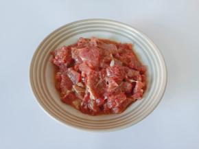 再加入一勺淀粉搅拌均匀，拌好加适量芝麻油锁住牛肉的水分。