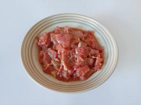 再加入一勺淀粉搅拌均匀，拌好加适量芝麻油锁住牛肉的水分。