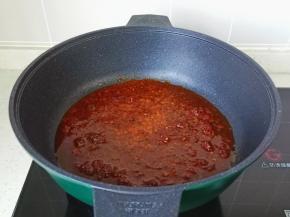 锅里放少许的食用油，加入郫县豆瓣酱鱼与火锅底料小火炒香，再加入适量的清水大火煮开。