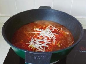 水开加豆芽，生菜煮熟捞出放入碗里。