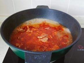 再一片片下入牛肉煮熟盛碗里。