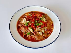 豆芽铺碗底，放入煮好的牛肉，加入蒜末，辣椒段，葱花，芝麻。