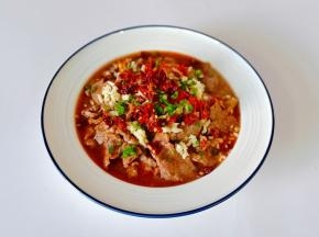 豆芽铺碗底，放入煮好的牛肉，加入蒜末，辣椒段，葱花，芝麻。