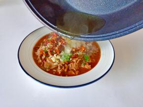 淋入滚烫的热油，滋滋啦啦的响声，香味瞬间飘满整个厨房。