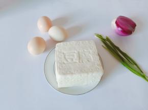 准备土鸡蛋三个，豆腐一块，洋葱少许。