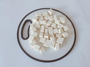 豆腐对半切开，再切成小方块。