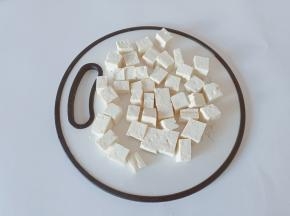 豆腐对半切开，再切成小方块。