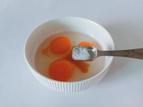 盐一勺顺着一个方向搅拌均匀。