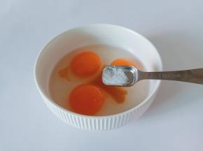 盐一勺顺着一个方向搅拌均匀。