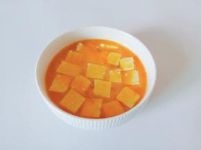 把焯好水的豆腐放入鸡蛋液碗里。