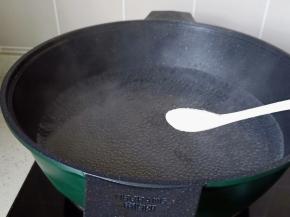 锅里放适量的清水烧开，加一勺盐。