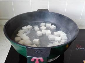 放入豆腐块焯水【加盐焯水豆腐不容易碎。】