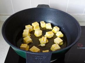 锅里放适量的油，把豆腐块一个个码入，开中小火慢慢煎。