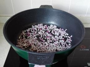 锅里放洋葱爆香。