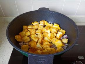 加入煎好的豆腐块。