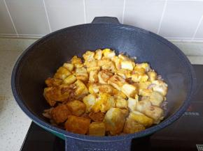 大火快速翻炒均匀，撒入葱花即可出锅。