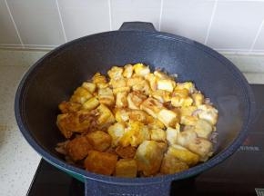 大火快速翻炒均匀，撒入葱花即可出锅。