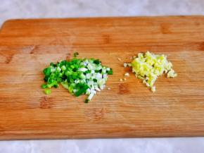 姜去皮切末，小葱去皮切葱花。