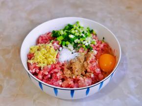 姜末，葱花，盐，十三香，鸡蛋加入肉糜中，顺时针搅拌均匀。