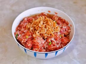 再加入泡好的开洋，连汤汁一起倒入，顺时针搅拌。