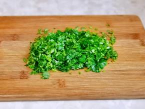 香芹洗净切碎。