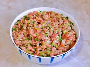 芹菜加入肉馅中充分搅拌均匀，这样饺子馅就拌好啦！