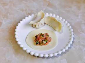 取一张饺子皮，放上适量的肉馅，按个人喜好包起来即可。