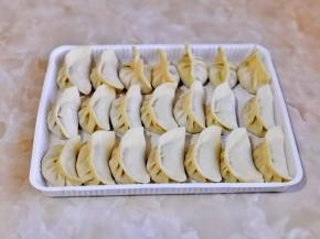 依次包好，我包的饺子量比较比较多，大家可以适当减少。