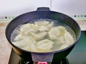 锅中水烧开下饺子，煮熟即可关火。