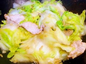 放入白菜炒出多余的水份