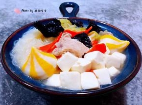 白菜海胆丸豆腐粉丝木耳汤盛入容器中就大功告成啦