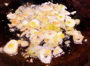 锅中倒入底油加热放入葱姜蒜爆香