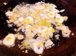 锅中倒入底油加热放入葱姜蒜爆香