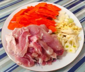 猪肉、胡萝卜切片葱姜蒜切粒备用