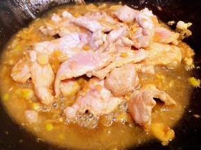 放入猪肉片同时放入一品鲜酱油一点点清水炒至断生