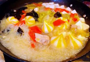 炖至八成熟时放入胡萝卜和粉丝改中火炖五分钟放入盐和味精调味均匀即可出锅享用