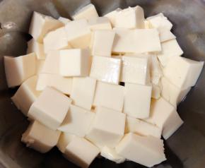 豆腐切成小块在开水中焯水去除豆腥味后立即放入冷水中过凉再沥干水份