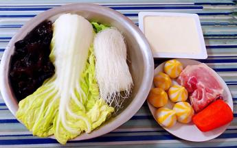 准备原材料猪肉、海胆丸、豆腐、粉丝、白菜、木耳、胡萝卜