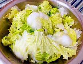 白菜洗净片成大小均匀薄片