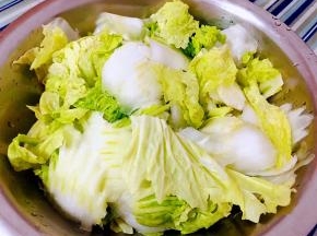 白菜洗净片成大小均匀薄片