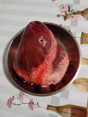 老公买回来的新鲜的牛心！清洗干净备用！