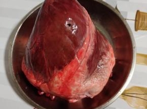 老公买回来的新鲜的牛心！清洗干净备用！