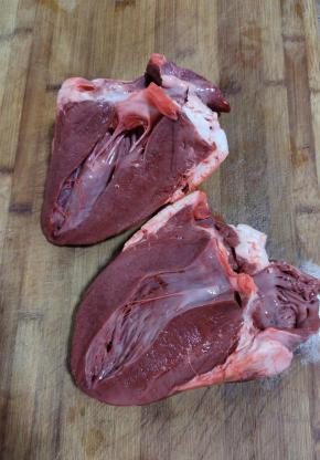 牛心对半切开，一顿半颗牛心就足够了，剩下的放在冰箱冷藏保存！