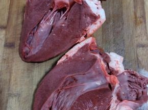 牛心对半切开，一顿半颗牛心就足够了，剩下的放在冰箱冷藏保存！