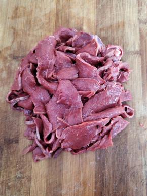 把牛心上的肥油和白色筋膜去掉，切成薄片备用！