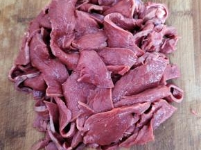 把牛心上的肥油和白色筋膜去掉，切成薄片备用！