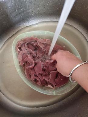 反复用清洗冲洗几遍，边冲洗边用手抓，把牛心里面的血水冲洗掉！