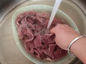 反复用清洗冲洗几遍，边冲洗边用手抓，把牛心里面的血水冲洗掉！