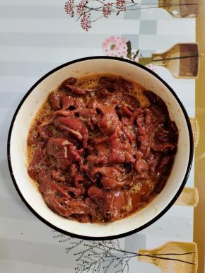 挤干水分放入碗中，加入盐，生抽，生粉抓拌均匀，再放入一个蛋清抓拌均匀，腌制10分钟左右！